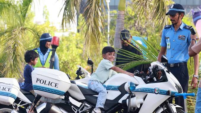 ފުލުހުންގެ ޚިދުމަތުގެ ދުވަސް ފާހަގަކުރުމަށް މާލޭގައި ކުޑަކުދިންގެ ހަވީރެއް ބާއްވަނީ