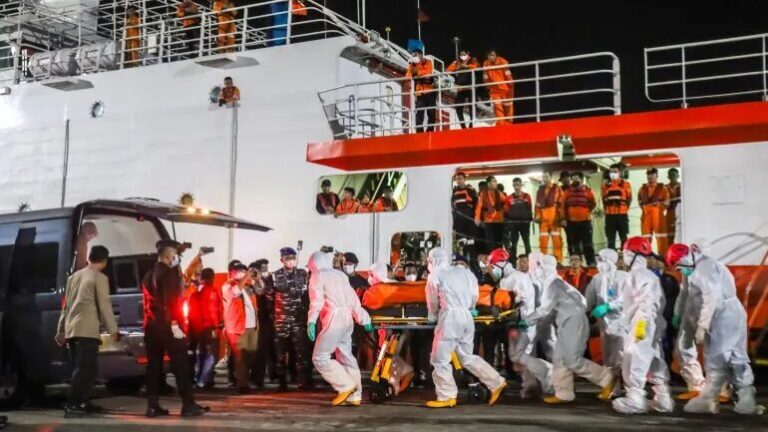 އިންޑޮނޭޝިއާގައި ފެރީއެއް ބަންޑުން ޖަހާލި ހާދިސާ: 3 މީހެއްގެ ހަށިގަނޑު ފެނިއްޖެ، 126 މީހުން އަދިވެސް ނުފެނޭ