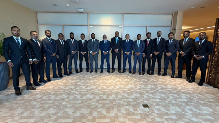 ޕާކިސްތާންގެ ގާނޫނު ހަދާ މަޖިލީހުގެ ރައީސްގެ ދައުވަތަކަށް މަޖިލީހުގެ ޕީއެންސީ ޕާލިމެންޓަރީ ގްރޫޕްގެ މެމްބަރުން ޕާކިސްތާނަށް ފުރުން