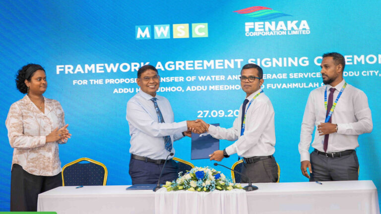 ފުވައްމުލަކާއި އައްޑޫގެ ފެނާއި ނަރުދަމާގެ ހިދުމަތާ އެމްޑަބްލިއުއެސްސީން ހަވާލުވުމުގެ އެއްބަސްވުމުގައި ސޮއިކުރުން.. ފޮޓޯ/ އެމްޑަބްލިއުއެސްސީ