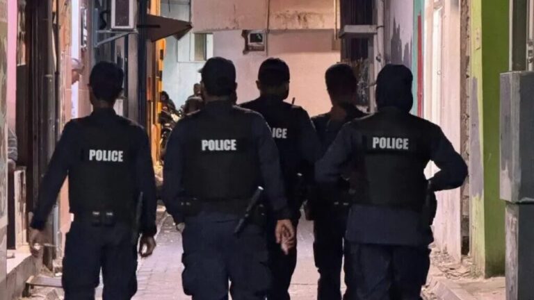 މީހަކު ހައްޔަރުކޮށްގެން ގެންދަނީ-- ފޮޓޯ: ފުލުހުން