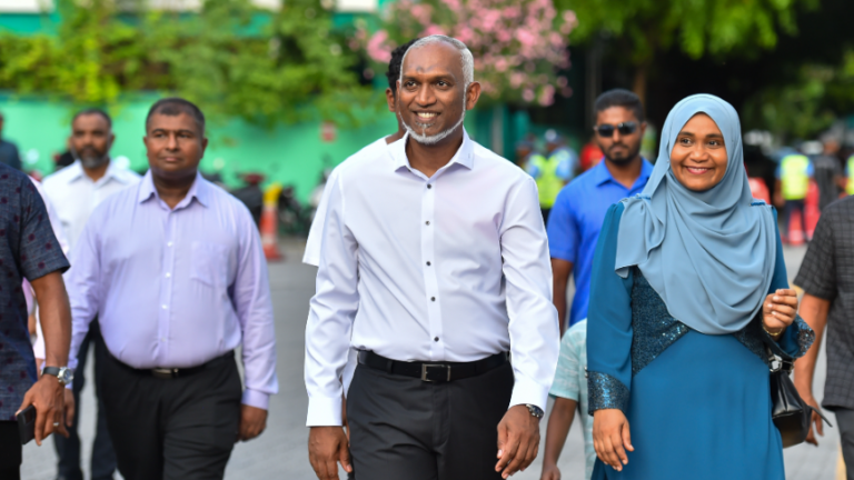 ރައީސާއި އެމަނިކުފާނުގެ އަނބިކަނބަލުން، މަތީ ސާނަވީ ދަރިވަރުންނަށް ކާމިޔާބީއަށް އެދިވަޑައިގެންފި