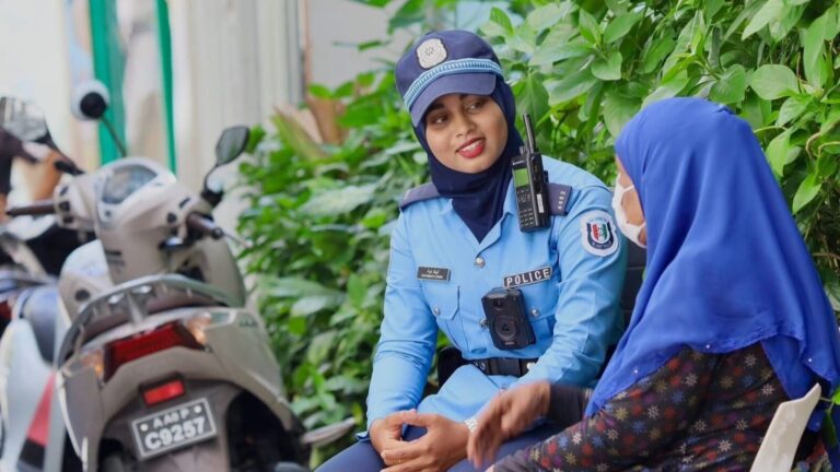 މިނިސްޓަރު އިޙްސާންއާއި ސީޕީ އަންހެން ފުލުހުންނަށް ތަހުނިޔާ ފޮނުއްވައިފި