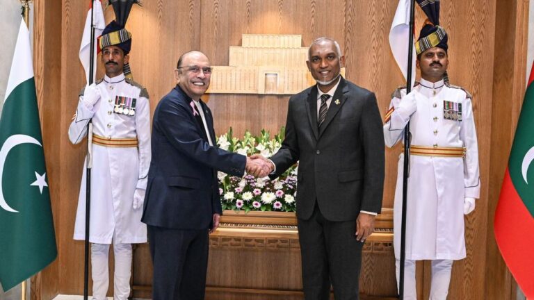 ރައީސް ޑރ. މުއިއްޒު ޕާކިސްތާނުގެ ރައީސް އާސިފް އަލީ ޒަރްދާރީއާ ބައްދަލުކުރައްވައިފި