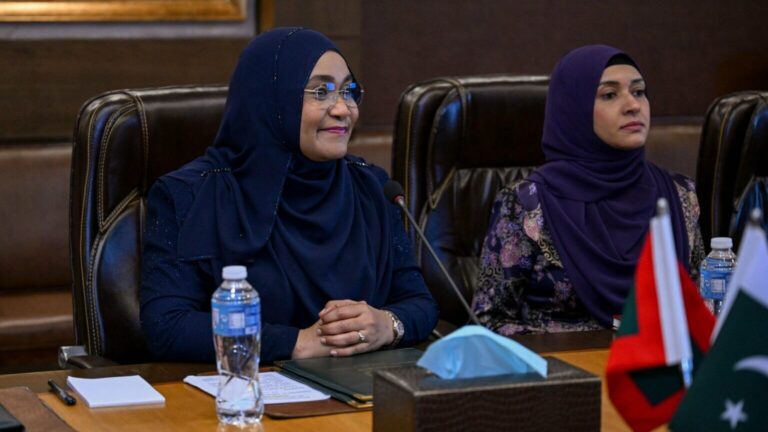 މެޑަމް ސާޖިދާ ޕާކިސްތާނުގެ ނޭޝަނަލް އިންސްޓިޓިއުޓް އޮފް ހެލްތަށް ޒިޔާރަތްކުރައްވައިފި