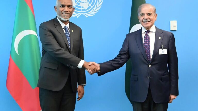 ރައީސް މުއިއްޒު ޕާކިސްތާންގެ ރައީސް ޝެހްބާޒް ޝަރީފްއާއެކު