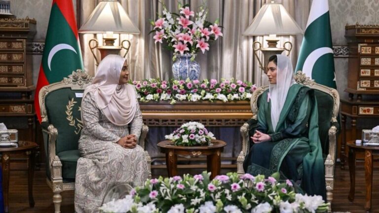 ރައީސްގެ އަނބިކަނބަލުން ޕާކިސްތާނުގެ ފަސްޓް ލޭޑީއާ ބައްދަލުކުރައްވައިފި