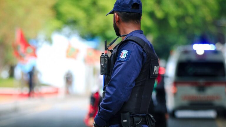 މަގުމަތީ ފުލުހަކު ހުއްޓިލައިގެން-- ފޮޓޯ: ފުލުހުން