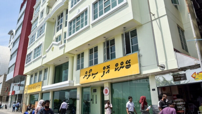 ބީއޯސީގެ އެކައުންޓަކުން ސައްހަނޫން ލިޔުމެއް އުފައްދައިގެން ފައިސާ ނެގި މައްސަލައިގައި ކުރީގެ މުވައްޒަފު ޖަލަށްލާން ހުކުމްކޮށްފި