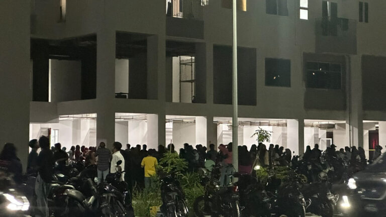 ހުޅުމާލޭ އަމާން އުދަރެސް ޓަވަރެއްގައި އަލިފާން ރޯވެގެން މީހުން އެއްވެފައި-- ފޮޓޯ: ސަން
