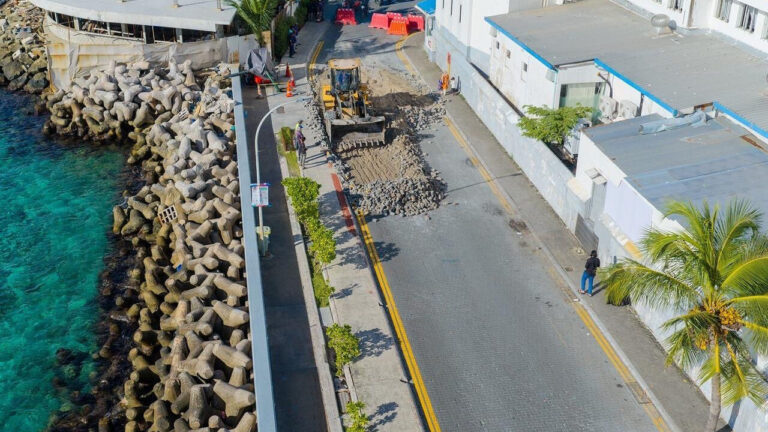 އެމްޓީސީސީން ބޮޑުތަކުރުފާނު މަގު ރަސްފަންނު ސަރަހައްދުގައި މަސައްކަތް ކުރިއަށް ގެންދަނީ --- ފޮޓޯ: އެމްޓީސީސީ