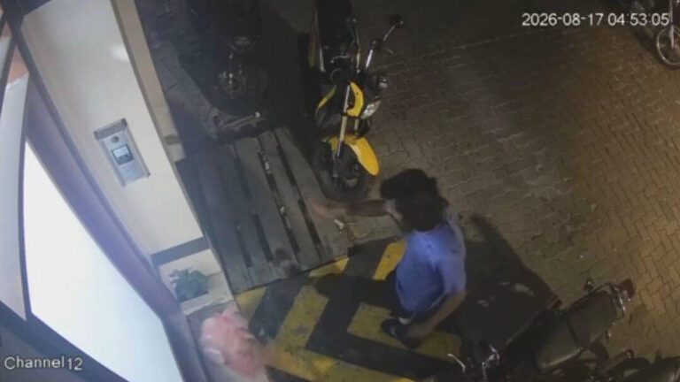 އާންމުންނަށް އުނދަގޫކުރާ މީހެއްގެ މައްސަލަ ނުބެލިގެން، ހެންވޭރު ޕޮލިސް ސްޓޭޝަނުގައި މީހަކު ބަނޑުހައިހޫނުކަމުގެ ހަޅުތާލެއް ފަށައިފި