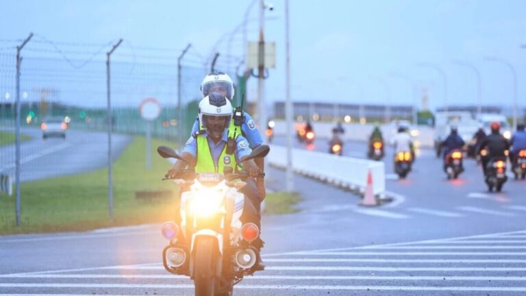ބްރިޖް ޗެކްޕޮއިންޓްގައި ޑިއުޓީގައި ހުރި ފުލުހެއްގެ ގައިގައި ޖެއްސީ ގަސްދުގައި - ސީޕީ