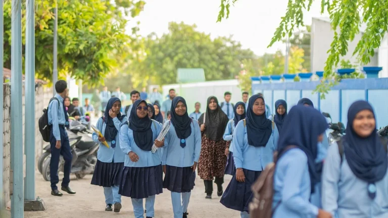 ހޫނު ގަދަވުމުގެ ސަބަބުން އެކްޓިވިޓީ ޔުނީފޯމުގައި ސްކޫލަށް ދާން އަންގައިފި