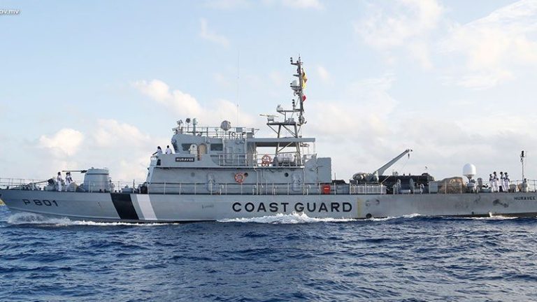 7 މީހުންނާއެކު ދަތުރުކުރި ލޯންޗެއް ބަންޑުން ޖަހާލައި ދެ މީހަކު ގެއްލިގެން ހޯދަނީ