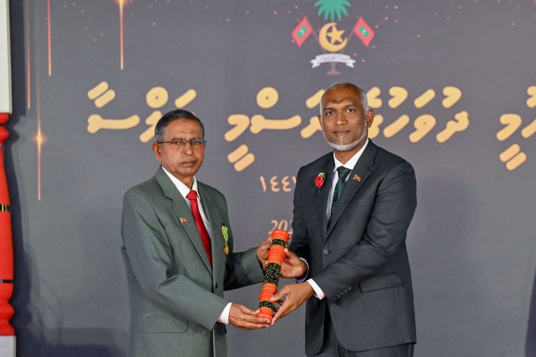 ނިޝާން ދިޔަމިގިލީގެ ޝަރަފުގެ ޢިއްޒަތް އާދަމް ޢަބްދުއްރަޙްމާނަށް ރައީސް އަރުވައިފި