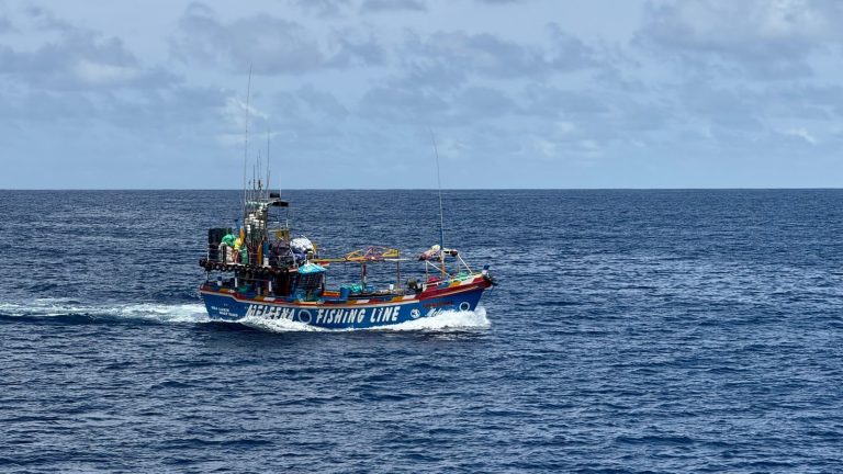 ރާއްޖޭގެ ކަނޑުގެ ގަވާއިދާ ޚިލާފަށް ވަދެއުޅުނު ބޭރުގެ މަސްބޯޓެއް، ކޯސްޓްގާޑުގެ ބެލުމުގެ ދަށަށް ގެނެސްފި