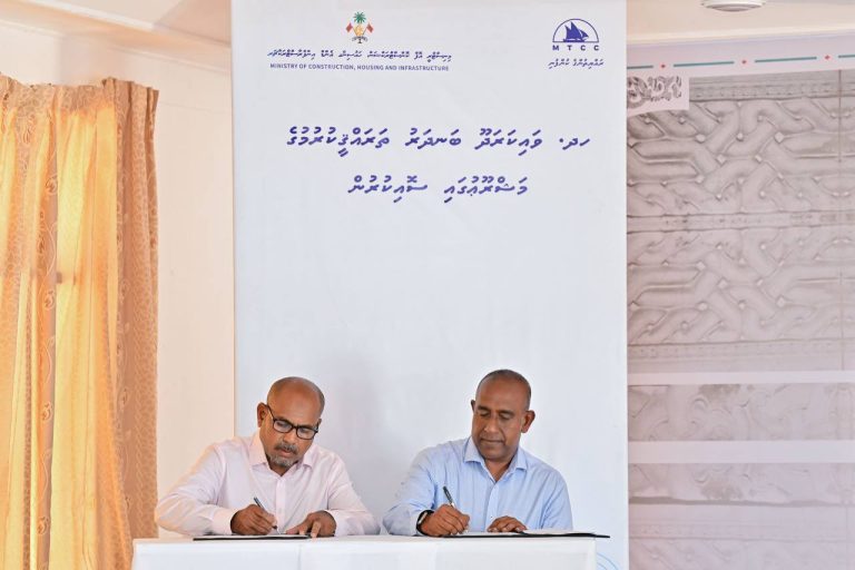 ވައިކަރަދޫ ބަނދަރު ތަރައްޤީކުރުމުގެ މަޝްރޫއުގައި ސޮއިކޮށްފި