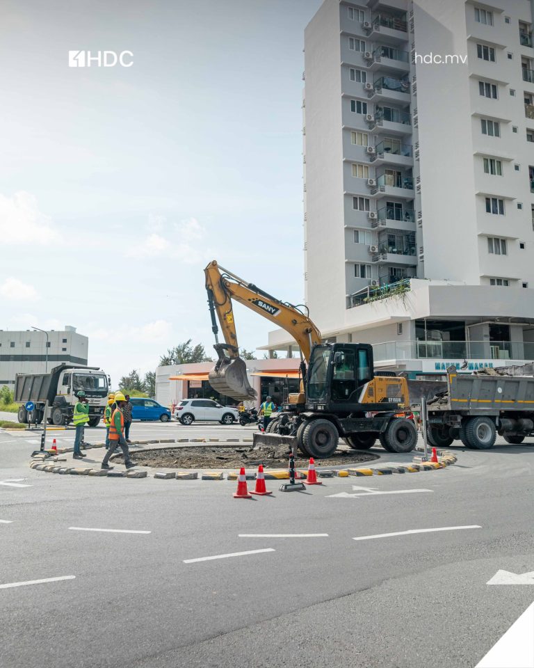 ގެދޮރުވެރިޔާ ފުލެޓްތައް ހުންނަ ސަރަހައްދުގައި ދުވާރު ހެދުމުގެ މަސައްކަތް ފަށައިފި