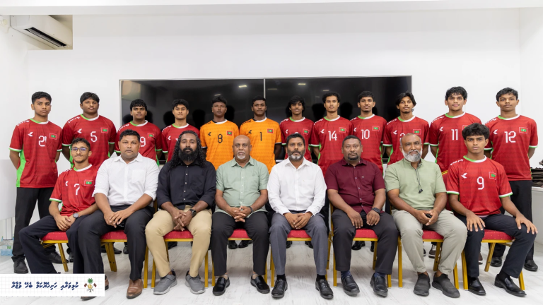 ހޭންޑްބޯލް ޗެމްޕިއަންޝިޕްގައި ވާދަކުރާ ފިރިހެން ޓީމަށް ވަޒީރު ރާފިޢު ޖާޒީ ހަވާލުކޮށްދެއްވައިފި