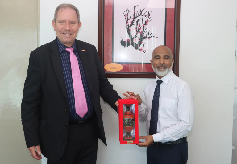 އިނގިރޭސިވިލާތުގެ ހައި ކޮމިޝަނަރ، އެޑިއުކޭޝަން މިނިސްޓަރގެ އަރިހަށް އިޙުތިރާމުގެ ޒިޔާރަތެއް ކުރައްވައިފި