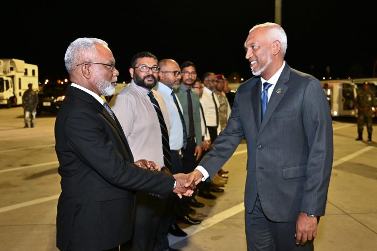 ޢަރަބި އިސްލާމީ ޤައުމުތަކުގެ ކުއްލި ސަމިޓެއްގައި ބައިވެރިވެވަޑައިގެންނެވުމަށް، ރައީސް ޤަޠަރަށް ފުރާވަޑައިގެންފި