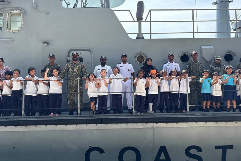 އަޖިއަލް އިންޓަނޭޝަނަލް ސްކޫލުގެ ދަރިވަރުން، އެމްއެންޑީއެފް ކޯސްޑްގާޑު ޝިޕް ޝަހީދު ޢަލީއަށް ޒިޔާރަތްކޮށްފި