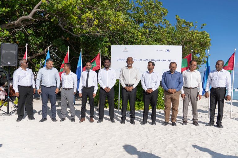 ފުލިދޫ ބަނދަރު ހެދުމުގެ މަޝްރޫޢު ރައީސް ޝަރަފްވެރިކޮށްދެއްވައިފި