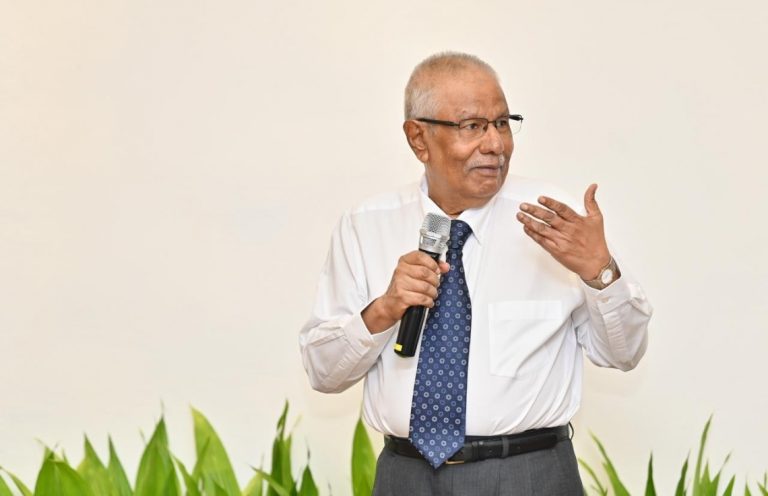 އެމްޔޫ މަނިކުގެ ހަނދާނުގައި ތައުޒިޔާގެ ދަފްތަރެއް ހުޅުވަނީ