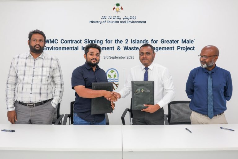 2 ރަށެއްގައި ކުނި މެނޭޖްކުރާ މަރުކަޒު ޤާއިމުކުރުމުގެ އެއްބަސްވުންތަކުގައި ސޮއިކޮށްފި