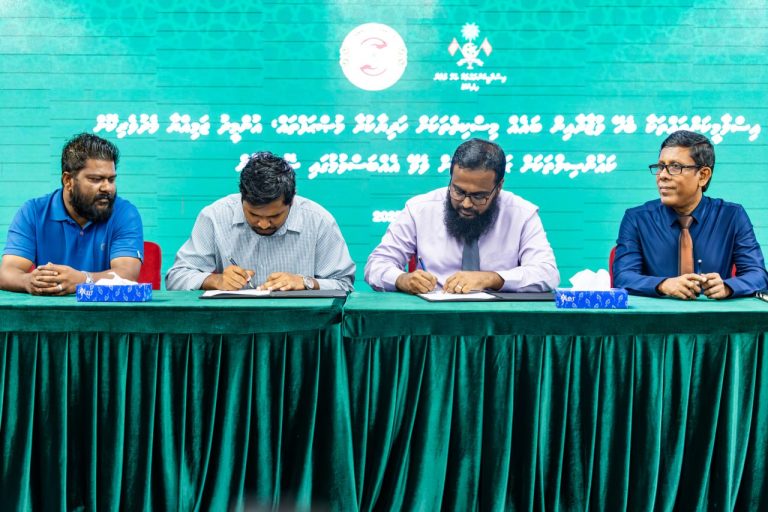އުއްމީދު ޖަމިއްޔާ މެދުވެރިކޮށް 7 ރަށަކާއި އައްޑޫ ސިޓީގެ މިސްކިތްތަކަށް މުސްޙަފް ހަދިޔާކުރަނީ