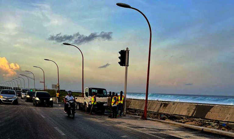 ލައިޓަށް މަޑުކޮށްގެން އޮތް ޕިކަޕެއްގައި ޖެހި ނުރައްކާތެރި އެކްސިޑެންޓެއް، އެކަކަށް ފަރުވާދެނީ ސިނަމާލެ ބްރިޖު ހައިވޭ