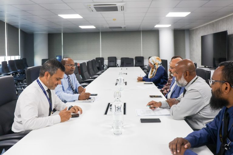 ޓޫރިޒަމް މިނިސްޓްރީން އައި.ޔޫ.އެމް އަދި ޕްރޮފެސަރ ރަސޫލިމަނެޝްއާއެކު ބައްދަލުވުމެއް ބޭއްވައިފި