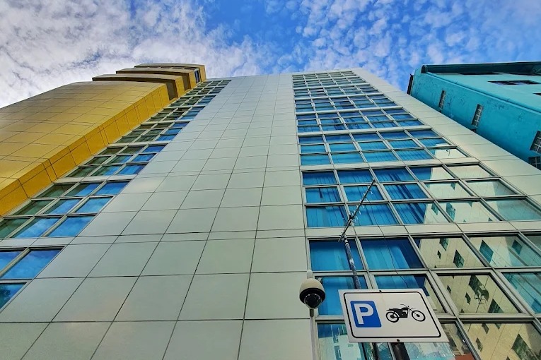 ސިނގިރޭޓުގެ މައްސަލަތަކާ ގުޅިގެން ކަސްޓަމްސްގެ ދެ ޑެޕިއުޓީ ކޮމިޝަނަރުން ވަކިކޮށްފި