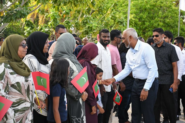 ފުވައްމުލަކާއި އައްޑޫއަށް ކުރެއްވި ދަތުރުފުޅަށްފަހު ރައީސް މާލެ ވަޑައިގަންނަވައިފި
