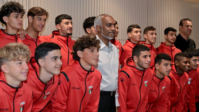 ރައީސްގެ ދެކަނބަލުން ފަލަސްޠީނުގެ 17 އަހަރުން ދަށުގެ ފުޓްބޯޅަ ޓީމަށް މެންދުރުގެ ފަރިއްކޮޅެއް ދެއްވައިފި