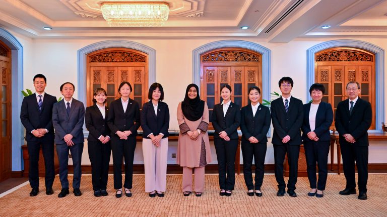 މެޑަމް ސާޖިދާ، ޖަޕާން އޯވަސީސް ކޯޕަރޭޝަން ވޮލަންޓިއަރސްގެ ވޮލަންޓިއަރުންނާ ބައްދަލުކުރައްވައިފި