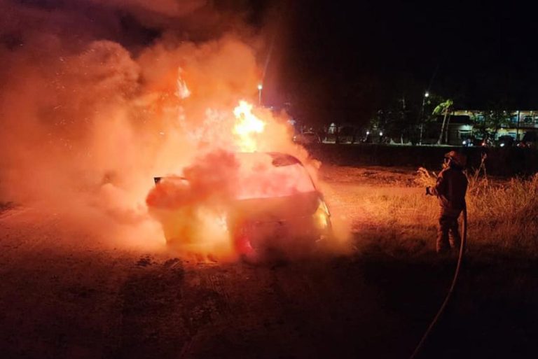 ހިތަދޫގައި ދުއްވަމުން ދިޔަ ކާރެއްގައި ރޯވެއްޖެ