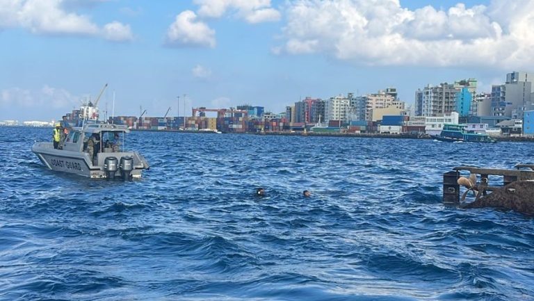 އެމްޕީއެލް ކައިރިން ބަންޑުން ޖަހާލި ކޮޅުވެއްޓިން ދަތުރުކުރި މީހަކު ނިޔާވެ، އިތުރު މީހެއްގެ ހާލު ސީރިއަސް