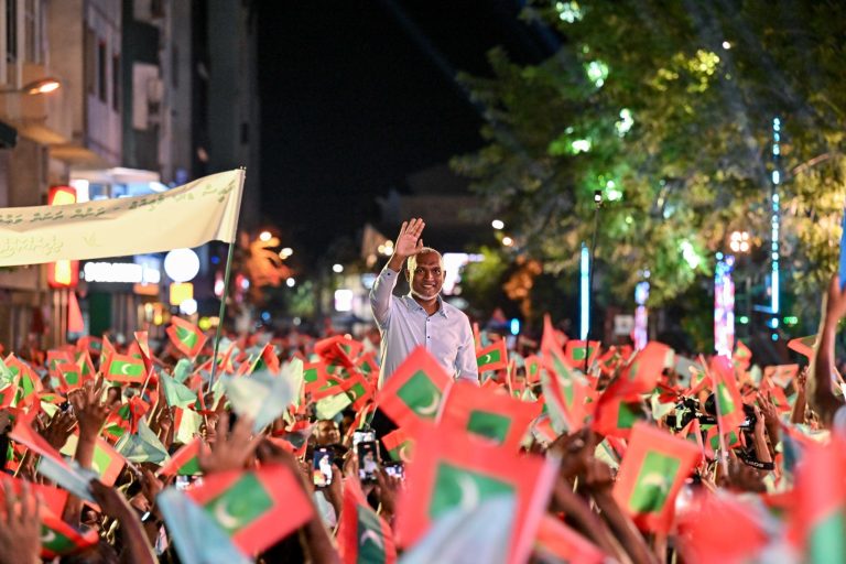 ފަސޭހަ ގޮތް އިހުތިޔާރުކުރުމުގެ ބަދަލުގައި މި ސަރުކާރުން އިހުތިޔާކުރަނީ ރަނގަޅު ގޮތް: ރައީސް ރައީސް މުއިއްޒު ނޮވެމްބަރު މަހުގެ 14 ވަނަ ދުވަހު އޮތް ޖަލްސާއަށް ފަހު ސަޕޯޓަރުންނާއެކު--