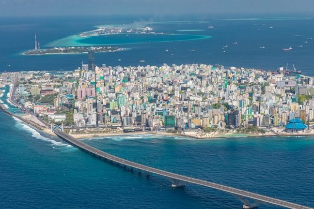 މާލޭ ގެއެއްގެ ސިޑިގޮޅިއަށް ވެއްޓި ބިދޭސީއަކު ނިޔާވެއްޖެ