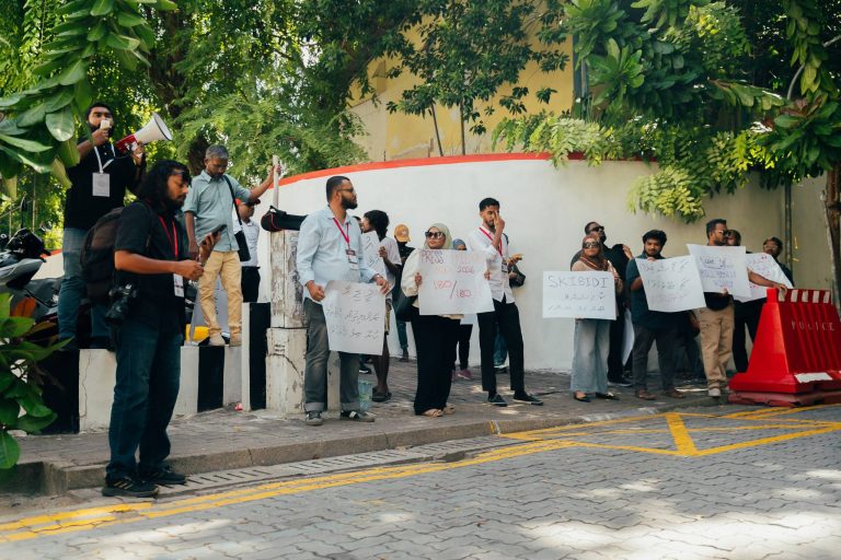 ނޫސްވެރިންނާއި ބްރޯޑްކާސްޓަރުންގެ ސުލޫކީ މިންގަނޑު ޢާންމުކޮށްފި