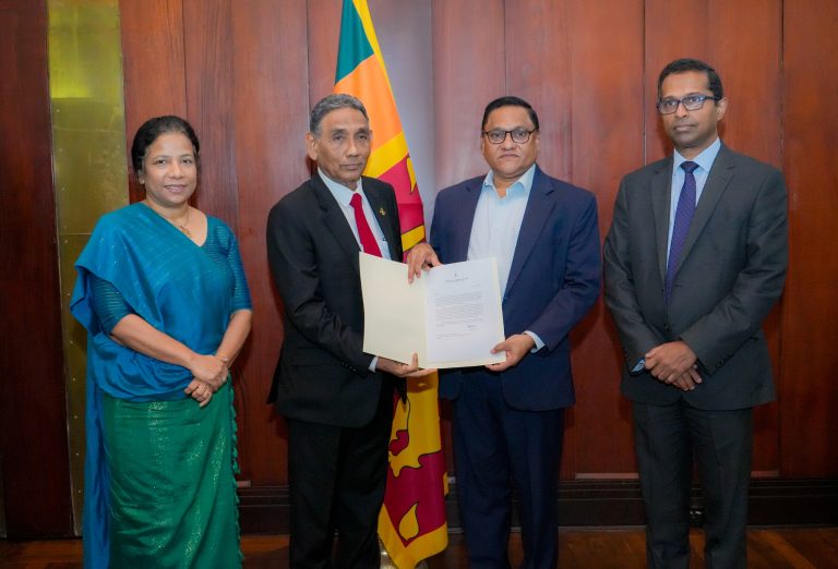 ސަރުކާރުން ހާދިޔާކުރާ 50،000 ޑޮލަރު ލަންކާ ސަރުކާރާއި ހަވާލުކޮށްފި