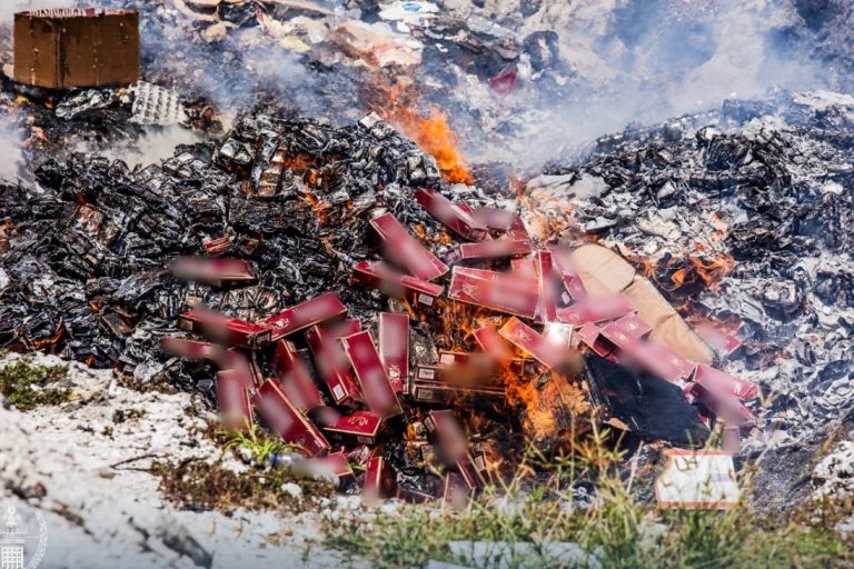 ހިތަދޫ ޕޯޓުން ހިފެހެއްޓި 1.8 މިލިއަން ސިނގިރޭޓް ނައްތާލައިފި