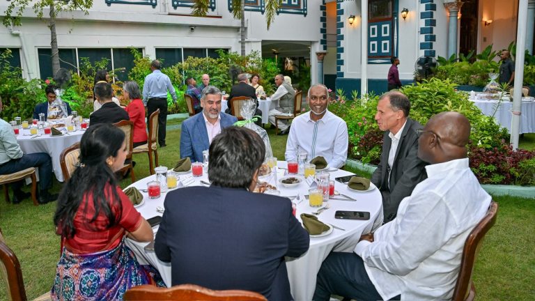 ރާއްޖޭގައި ތިއްބަވާ ބޭރުގެ ޑިޕްލޮމެޓުންނަށް ރައީސްގެ ދެކަނބަލުން ރޯދަވީއްލުމެއް ދެއްވައިފި