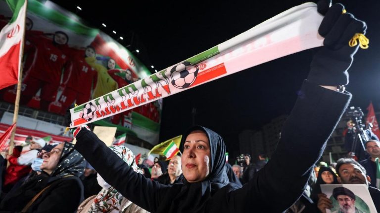 ހިމާޔަތް ހޯދަން އުޅުނު އީރާނުގެ އަންހެން ޓީމު އެންމެ ފަހުން އެނބުރި ގައުމަށް