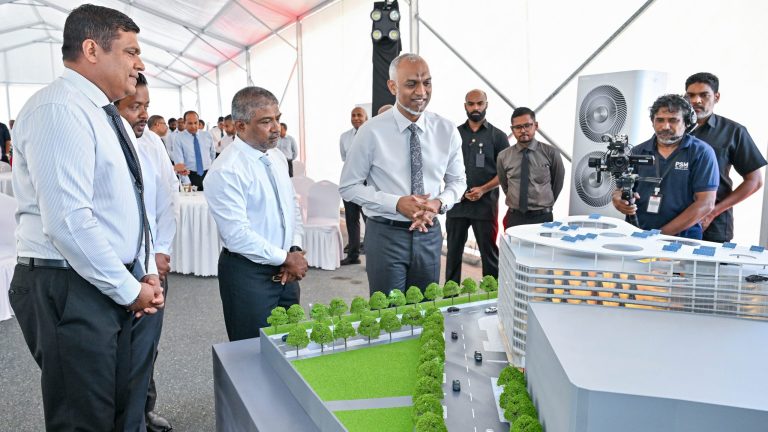 ހުޅުމާލޭގަެއި އަޅަން ނިންމާފައިވާ ޕާކިން ބިލްޑިންގެ މޮޑެލްއެއް، ރައީސް ޑރ. މުއިއްޒު މިއަދު ބައްލަވާލައްވަނީ.-- ފޮޓޯ: ރައީސް އޮފީސް