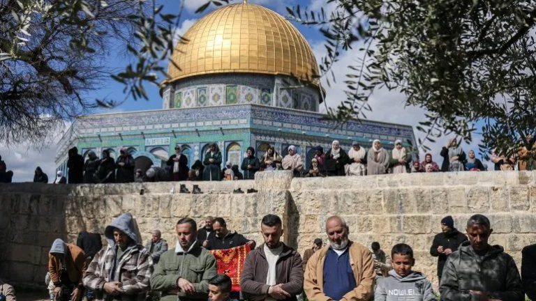 އަޤްސާ ބަންދުކުރިތާ މަހެއް: ޔަހޫދީން މިސްކިތަށް ވަދެގަންނަނީ