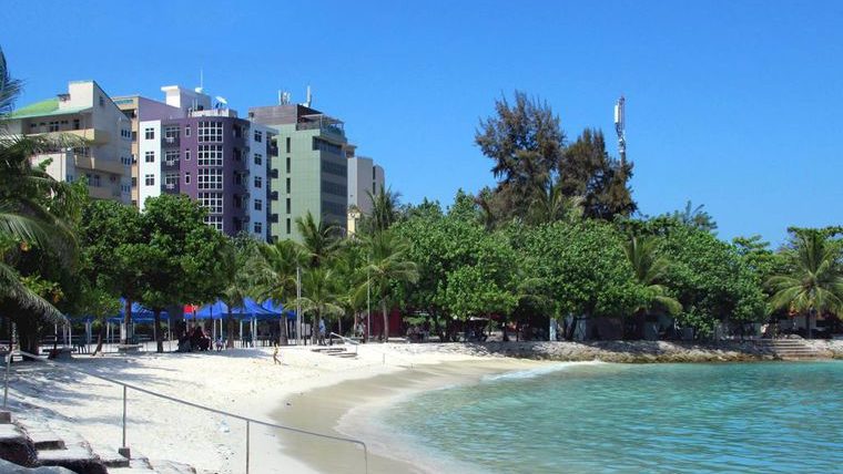 އާޓިފިޝަލް ބީޗުގައި ވޯލްޑް ކަޕް ބަލަން ބޮޑު ސްކްރީނެއް ބަހައްޓަނީ