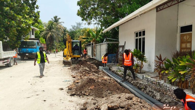 އާރުޑީސީގެ މުވައްޒަފުންތަކެއް މަސައްކަތްކުރަނީ. އެ ކުންފުންޏަށް ގިނަ އަދަދެއްގެ މުވައްޒަފުން ހޯދަން ވަނީ އިއުލާންކޮށްފައި